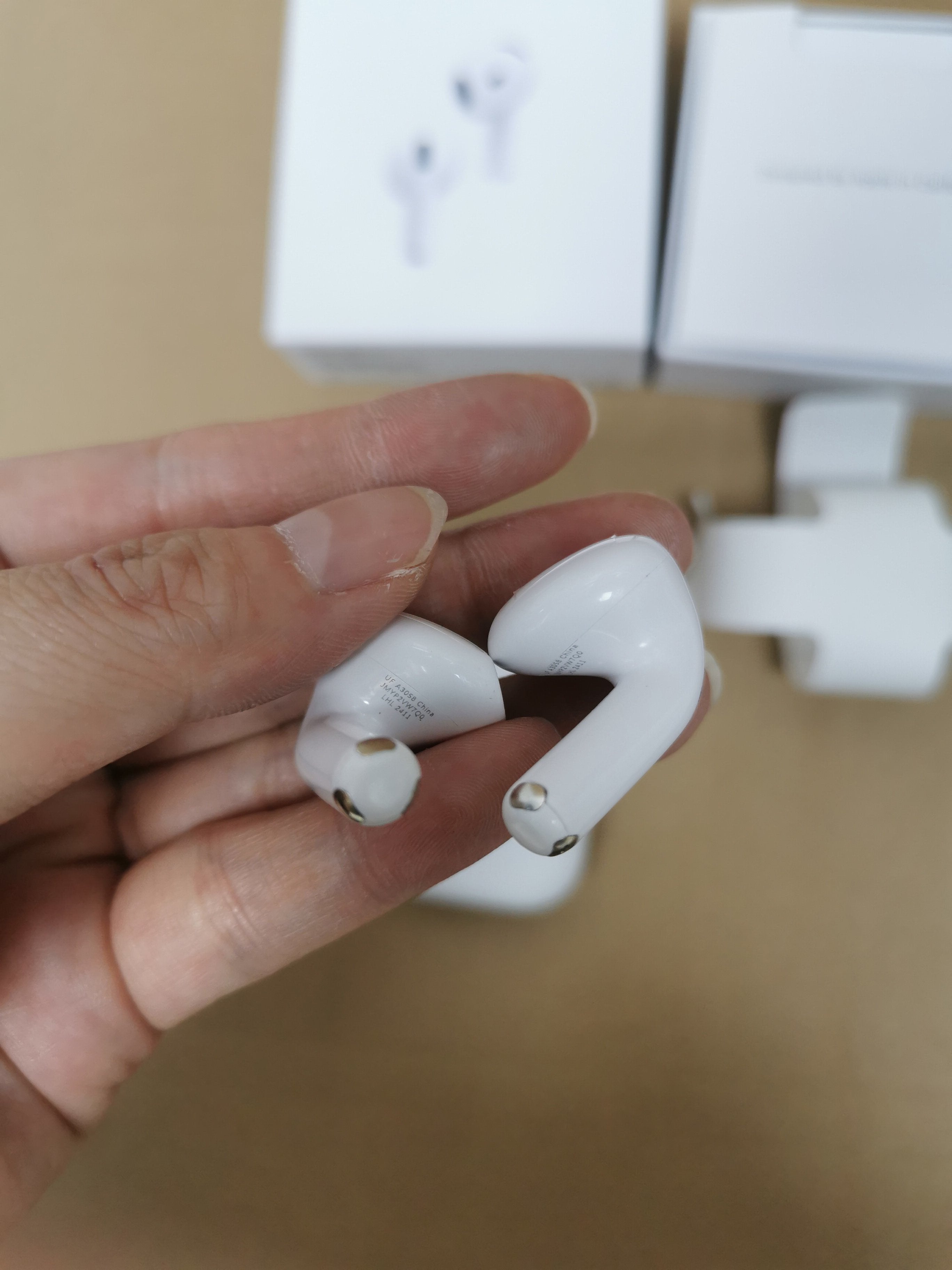 AirPods 4