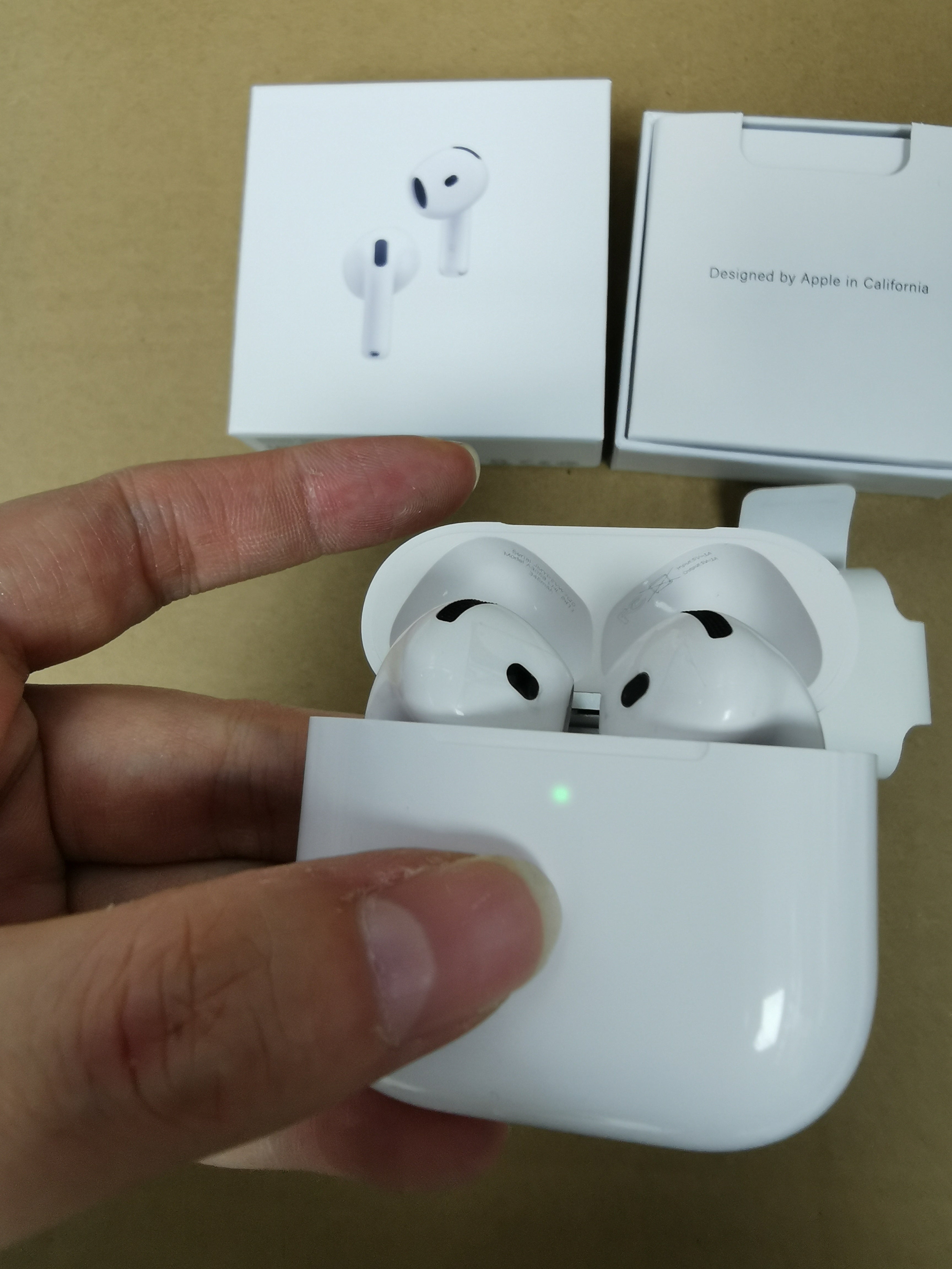 AirPods 4